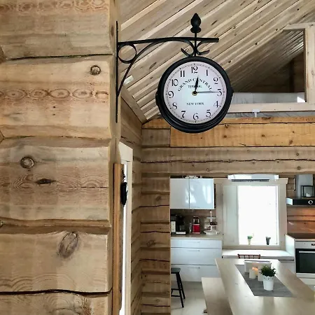 Tuovilan Lomamoekki - Hot Tub - Lakeside Log Chalet